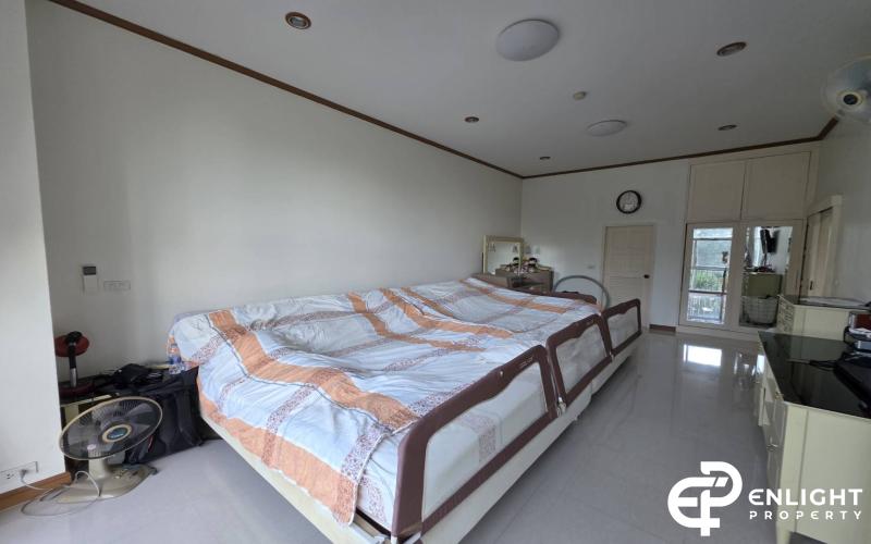 Krissada Golden Condotel - Beachfront Condo for Sale at Na Jomtien,