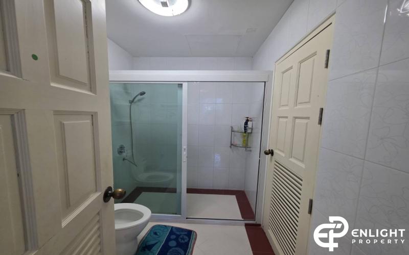 Krissada Golden Condotel - Beachfront Condo for Sale at Na Jomtien,