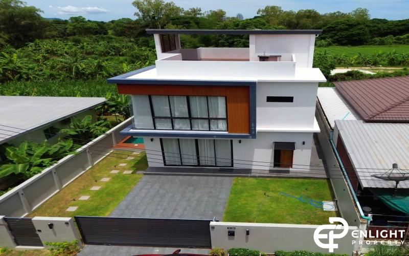 3-story detached house features a mezzanine on the top floor