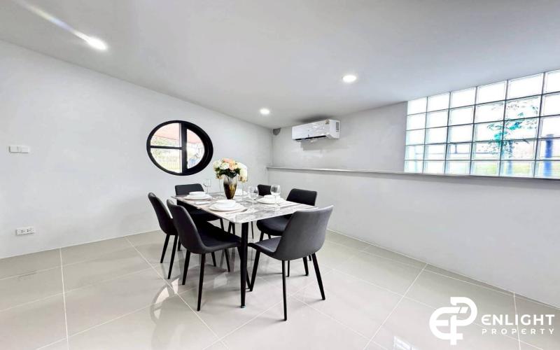 Corner Townhouse for Sale – Siam Soi, Main Road Location