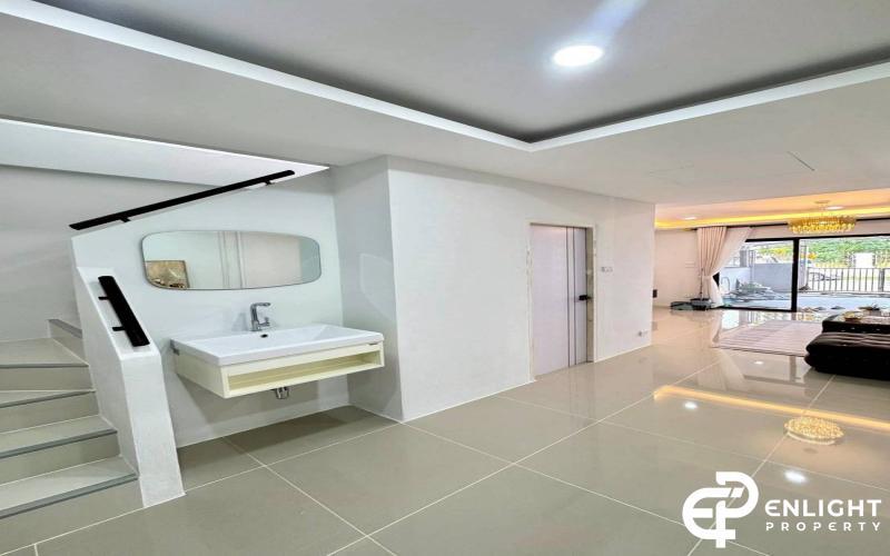Corner Townhouse for Sale – Siam Soi, Main Road Location