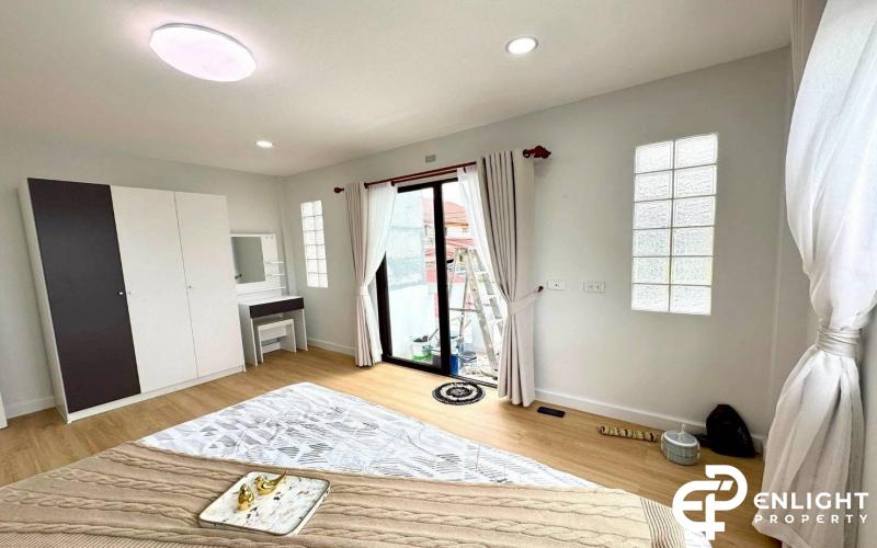 Corner Townhouse for Sale – Siam Soi, Main Road Location