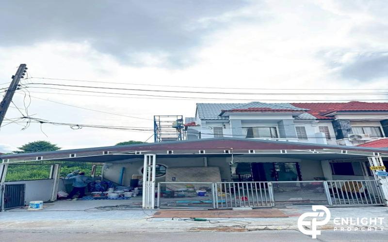 Corner Townhouse for Sale – Siam Soi, Main Road Location