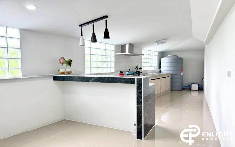 Corner Townhouse for Sale – Siam Soi, Main Road Location