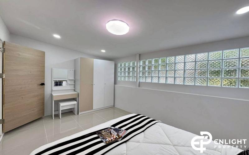 Corner Townhouse for Sale – Siam Soi, Main Road Location