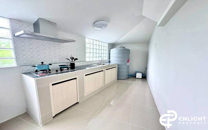 Corner Townhouse for Sale – Siam Soi, Main Road Location