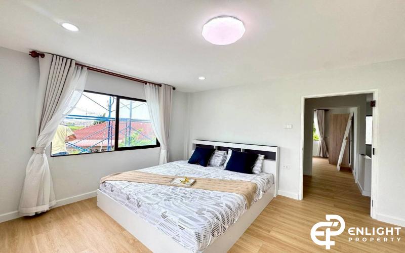 Corner Townhouse for Sale – Siam Soi, Main Road Location