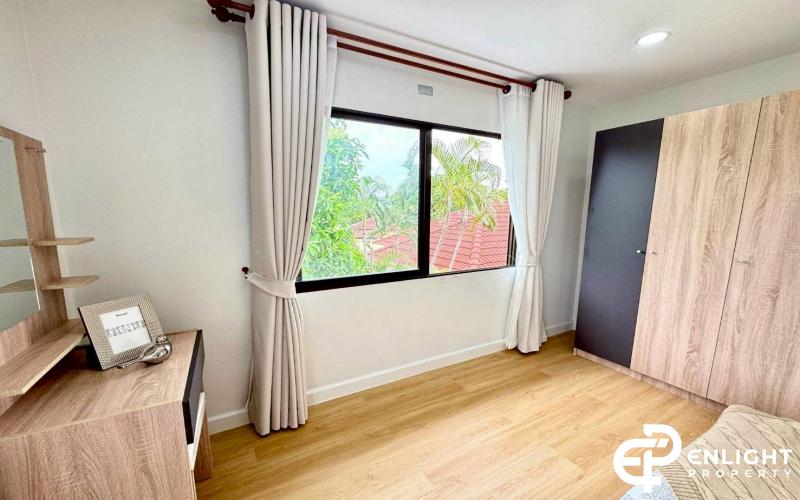 Corner Townhouse for Sale – Siam Soi, Main Road Location