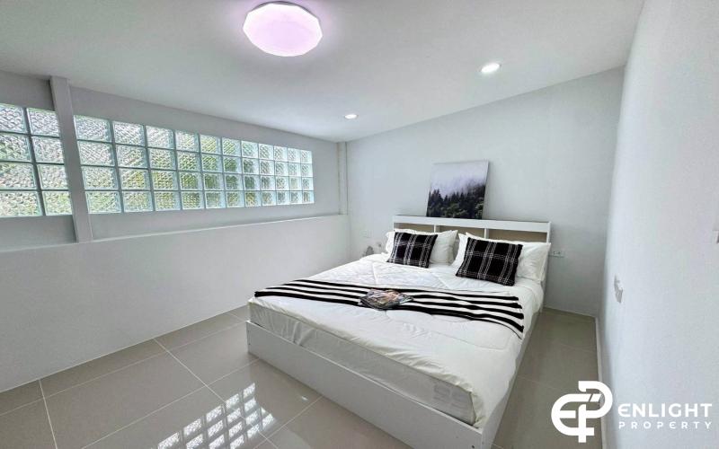 Corner Townhouse for Sale – Siam Soi, Main Road Location