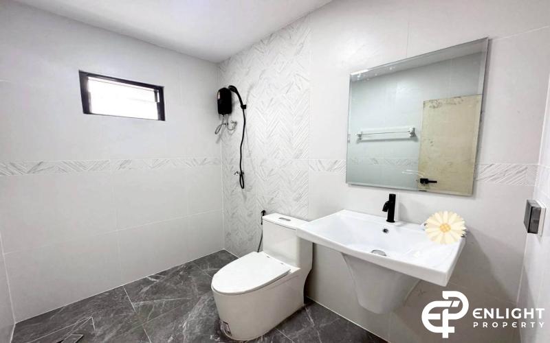 Corner Townhouse for Sale – Siam Soi, Main Road Location