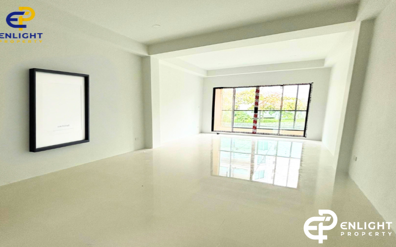 - อาคารให้เช่าเหมาะกับทำออฟฟิศห่างทะเลพระตำหนักเพียง 1 นาที -