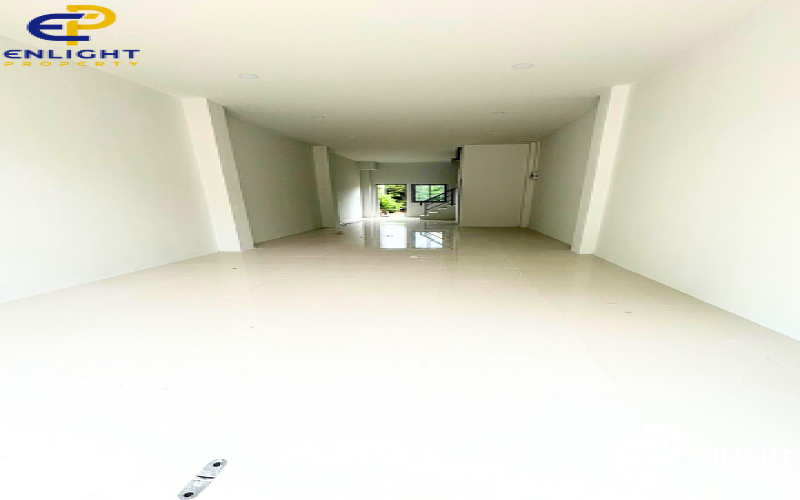 - อาคารให้เช่าเหมาะกับทำออฟฟิศห่างทะเลพระตำหนักเพียง 1 นาที -