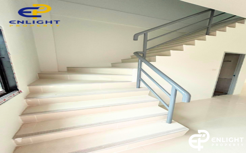 - อาคารให้เช่าเหมาะกับทำออฟฟิศห่างทะเลพระตำหนักเพียง 1 นาที -