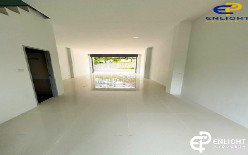 - อาคารให้เช่าเหมาะกับทำออฟฟิศห่างทะเลพระตำหนักเพียง 1 นาที -