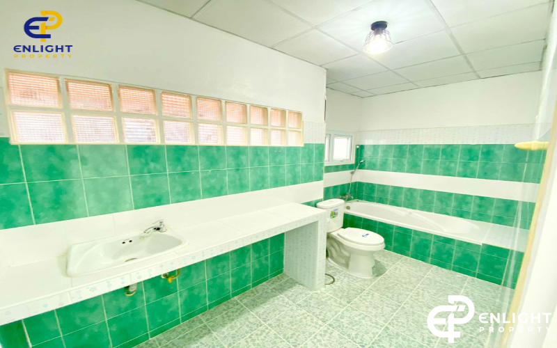 - บ้านซอยเนินพลับหวานห่างสุขุมเพียง 5 นาที -