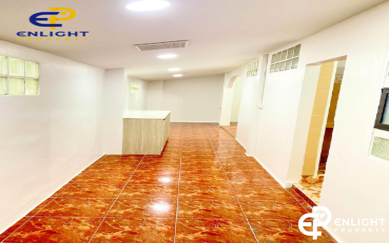 - บ้านซอยเนินพลับหวานห่างสุขุมเพียง 5 นาที -