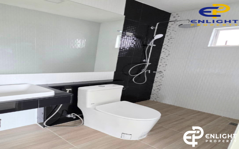 - บ้านในโครงการบางเสร่ห่างสุขุมวิทเพียง 1 นาที แถมแอร์ฟรี 4 ตัว -