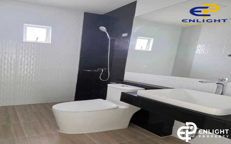 - บ้านในโครงการบางเสร่ห่างสุขุมวิทเพียง 1 นาที แถมแอร์ฟรี 4 ตัว -