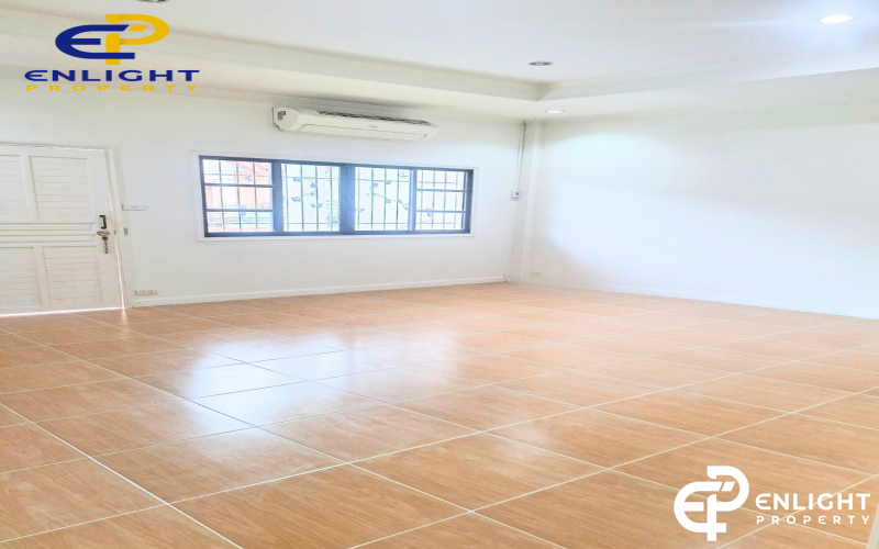 - บ้านทาวน์โฮมใกล้สุขุมวิท เดินทางสะดวก -