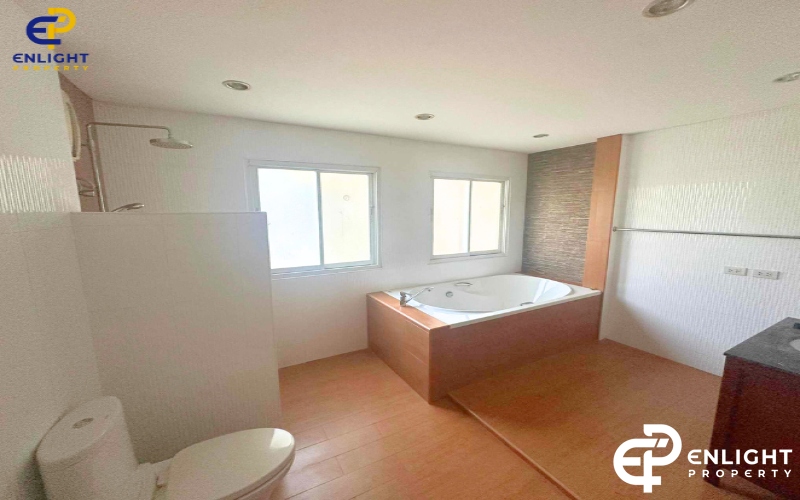 - บ้านพื้นที่กว้างกว่า 1 ไร่ เดินทางสะดวก ห่างสุขุมวิทไม่ถึง 5 นาที -