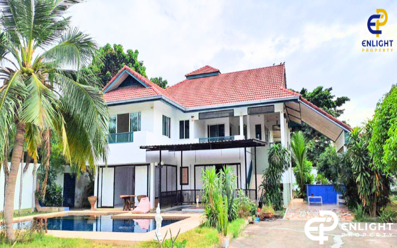 - บ้านพื้นที่กว้างกว่า 1 ไร่ เดินทางสะดวก ห่างสุขุมวิทไม่ถึง 5 นาที -