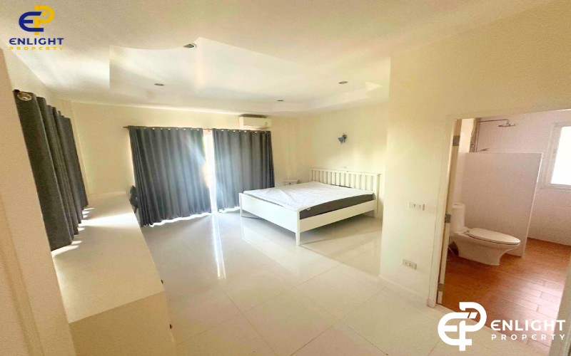 - บ้านพื้นที่กว้างกว่า 1 ไร่ เดินทางสะดวก ห่างสุขุมวิทไม่ถึง 5 นาที -