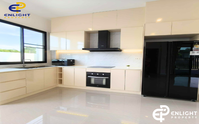 - ขายบ้านเดี่ยวสร้างใหม่พร้อมสระว่ายน้ำ ใกล้โรงเรียนนานาชาติรีเจ้นท์ ใกล้ขอบอ่างมาบประชัน -