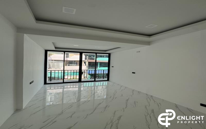 3-Storey Townhome for Sale – Newly Renovated! 📍 Prime Location: Thappraya Soi 15,