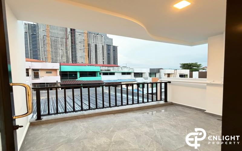 3-Storey Townhome for Sale – Newly Renovated! 📍 Prime Location: Thappraya Soi 15,