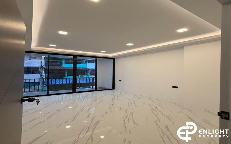 3-Storey Townhome for Sale – Newly Renovated! 📍 Prime Location: Thappraya Soi 15,