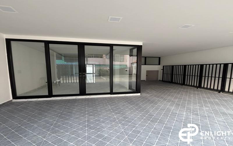 3-Storey Townhome for Sale – Newly Renovated! 📍 Prime Location: Thappraya Soi 15,