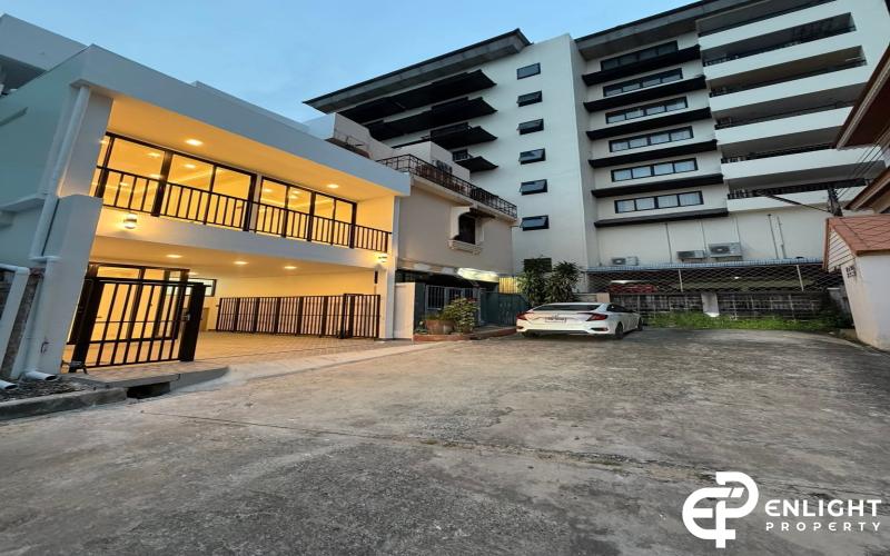3-Storey Townhome for Sale – Newly Renovated! 📍 Prime Location: Thappraya Soi 15,