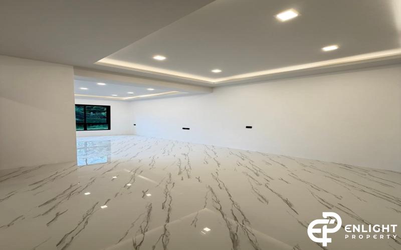 3-Storey Townhome for Sale – Newly Renovated! 📍 Prime Location: Thappraya Soi 15,