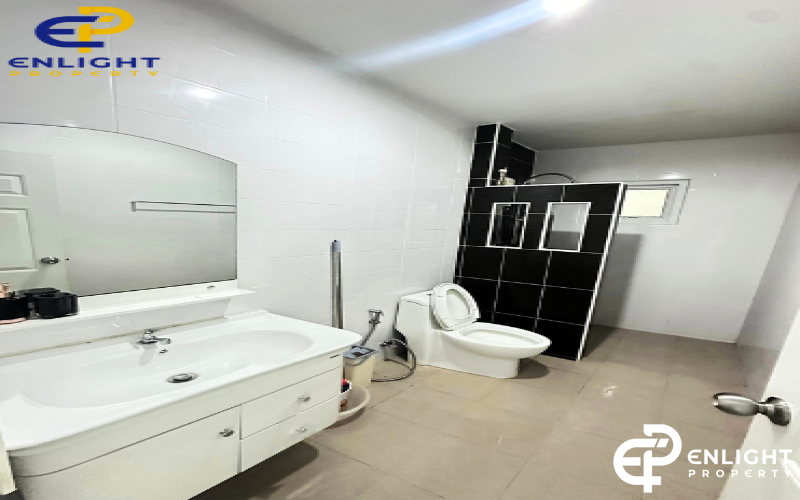 - บ้านในโครงการเดี่ยวใกล้ถนนสุขุมวิทและมอเตอร์เวย์ พื้นที่กว้าง -