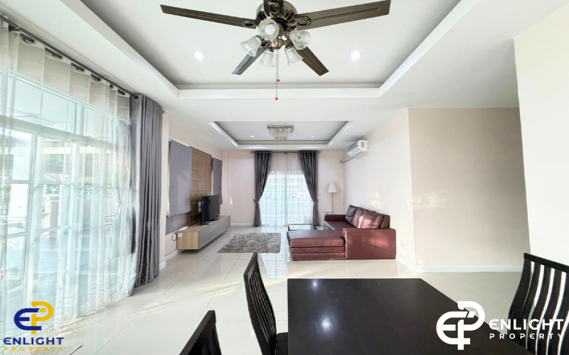 - บ้านในโครงการเดี่ยวใกล้ถนนสุขุมวิทและมอเตอร์เวย์ พื้นที่กว้าง -