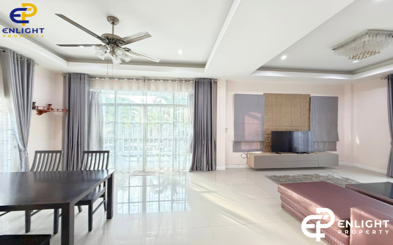 - บ้านในโครงการเดี่ยวใกล้ถนนสุขุมวิทและมอเตอร์เวย์ พื้นที่กว้าง -