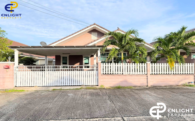 - บ้านในโครงการเดี่ยวใกล้ถนนสุขุมวิทและมอเตอร์เวย์ พื้นที่กว้าง -