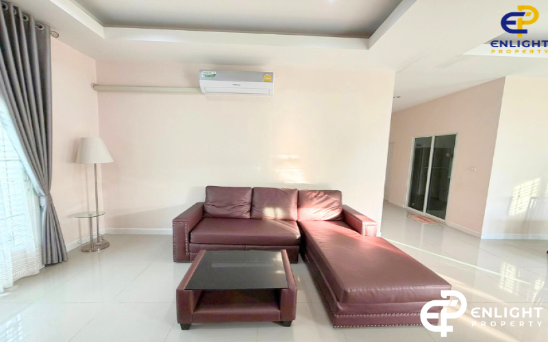 - บ้านในโครงการเดี่ยวใกล้ถนนสุขุมวิทและมอเตอร์เวย์ พื้นที่กว้าง -