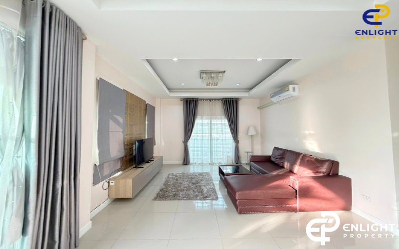 - บ้านในโครงการเดี่ยวใกล้ถนนสุขุมวิทและมอเตอร์เวย์ พื้นที่กว้าง -