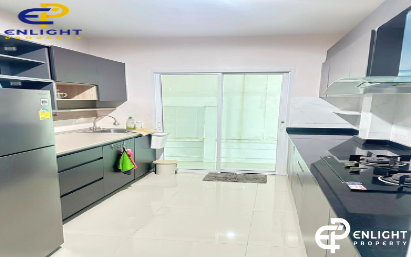 - บ้านในโครงการเดี่ยวใกล้ถนนสุขุมวิทและมอเตอร์เวย์ พื้นที่กว้าง -