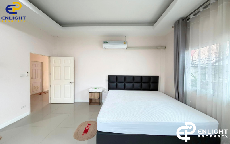 - บ้านในโครงการเดี่ยวใกล้ถนนสุขุมวิทและมอเตอร์เวย์ พื้นที่กว้าง -