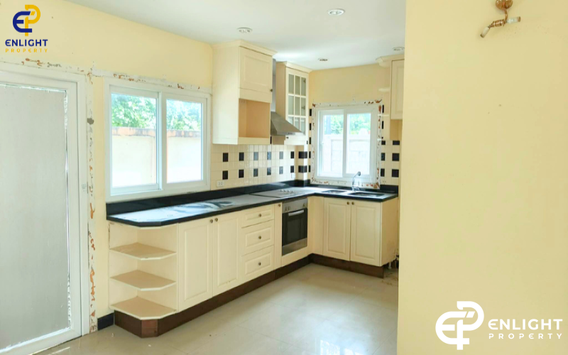 - บ้านในโครงการหรู เหมาะสำหรับรีโนเวท -