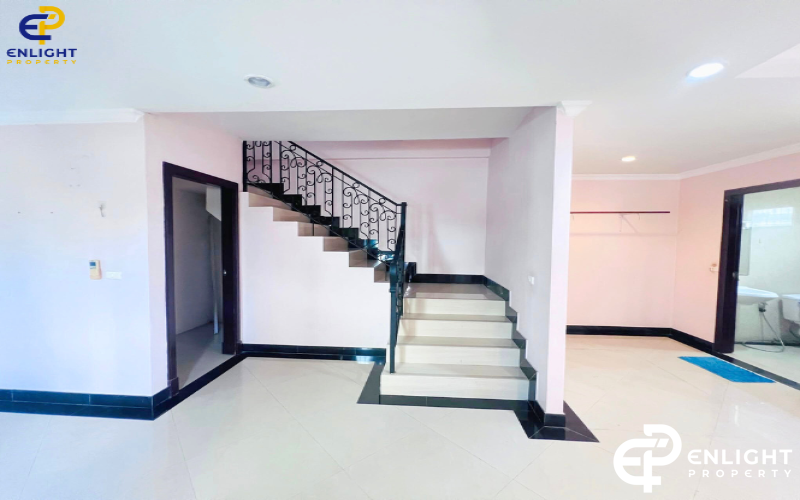 - บ้านทาวน์โฮมอยู่ใจกลางเมือง จะซื้ออยู่เองหรือปล่อยเช่าก็คุ้ม -